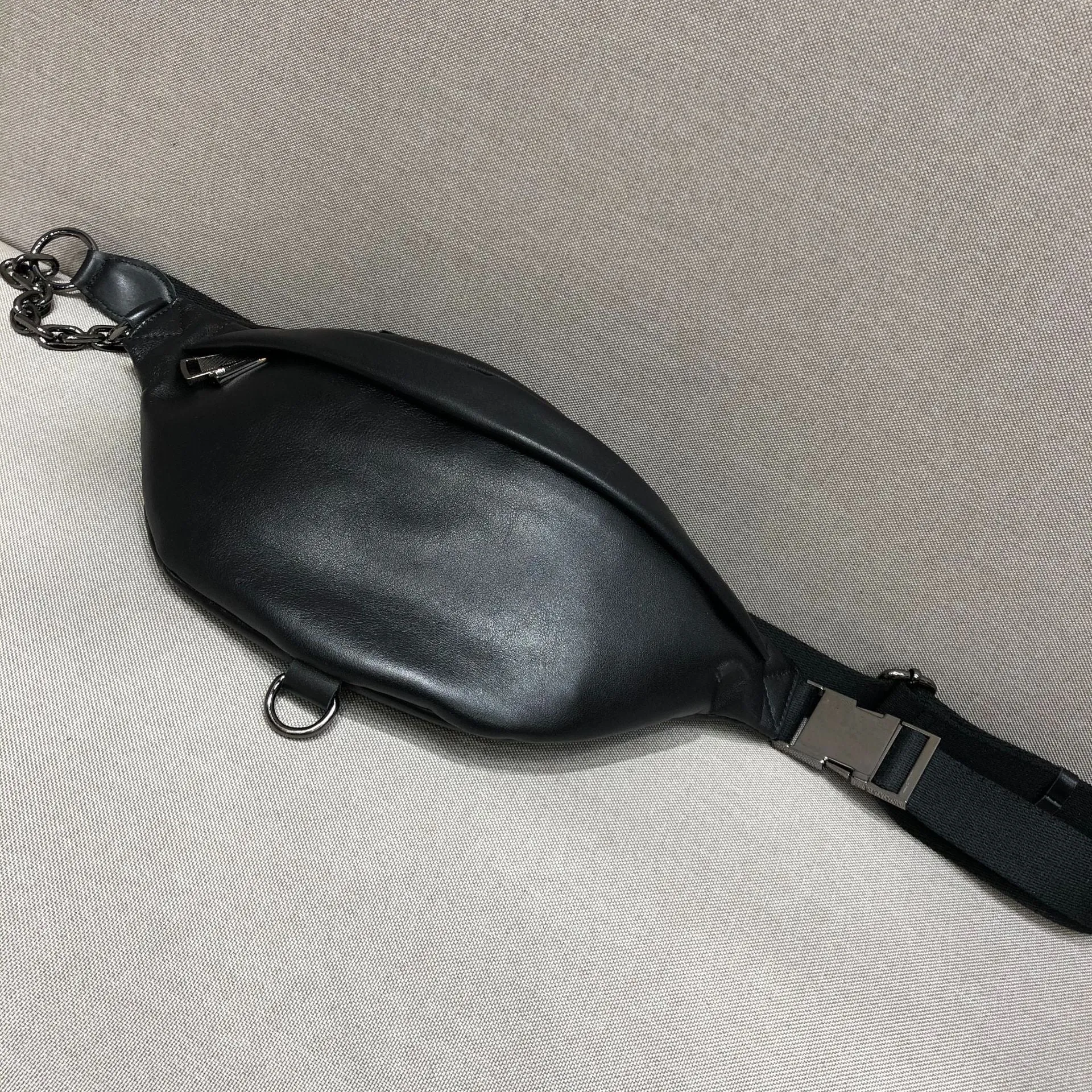 Cool Women's Crossbody Chest Bag Small Sling Bag With Chain