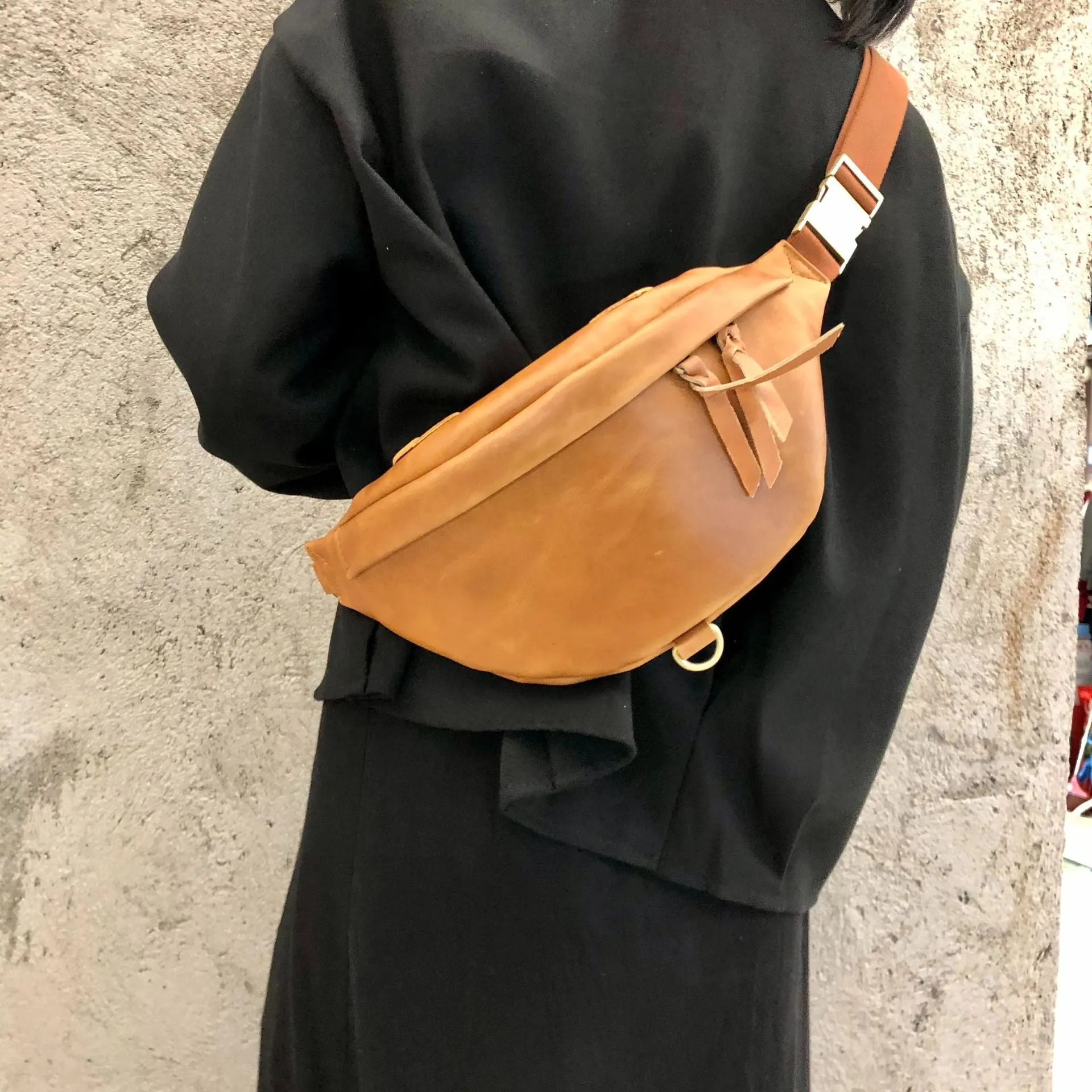 Cool Women's Crossbody Chest Bag Small Sling Bag With Chain