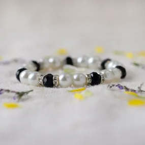 Handcrafted Bead Bracelet In Black And White Pearls
