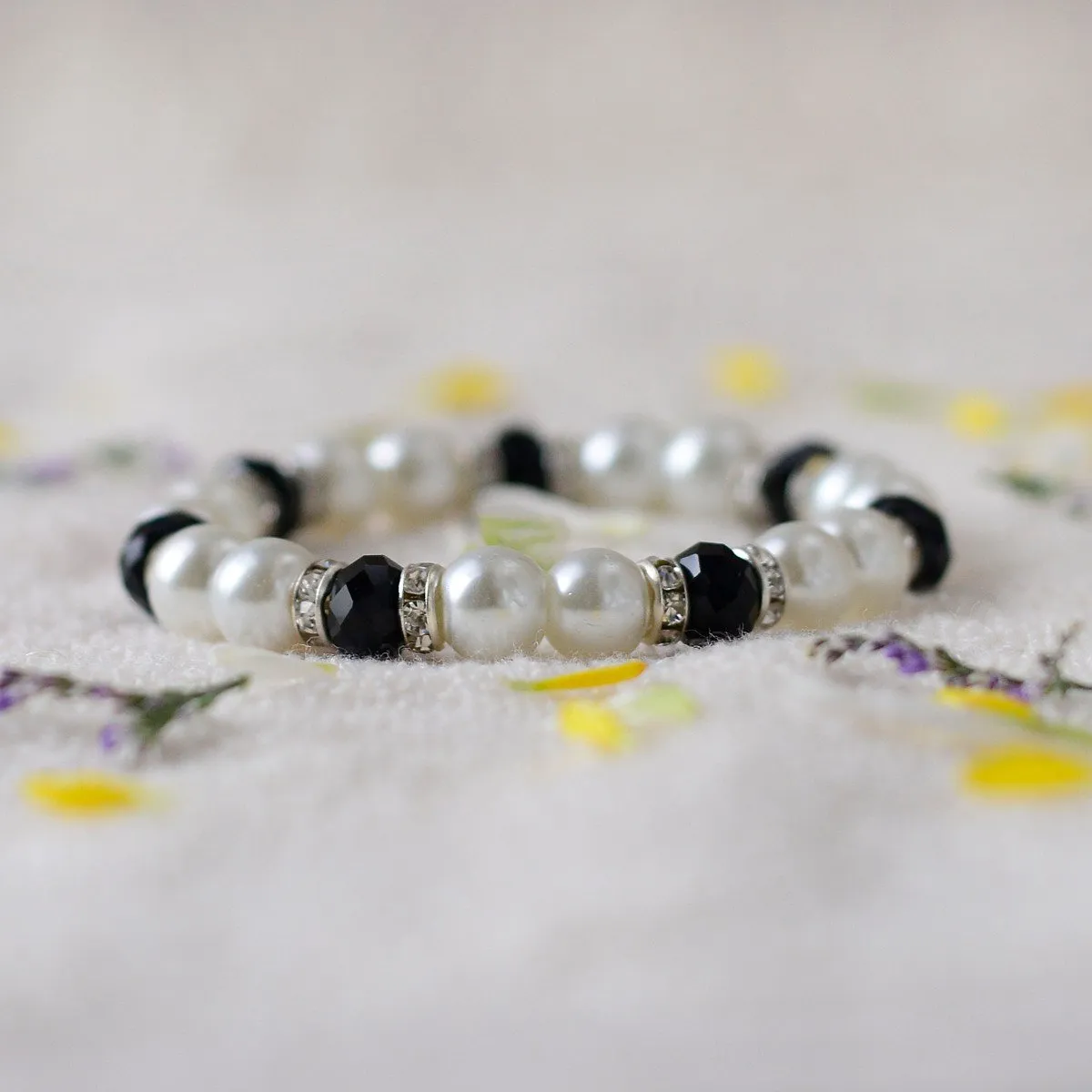 Handcrafted Bead Bracelet In Black And White Pearls